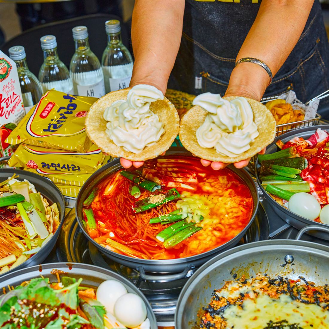 보글보글 끓는 즉석떡볶이 위에 얹은 누룽지 소프트아이스크림 디저트
