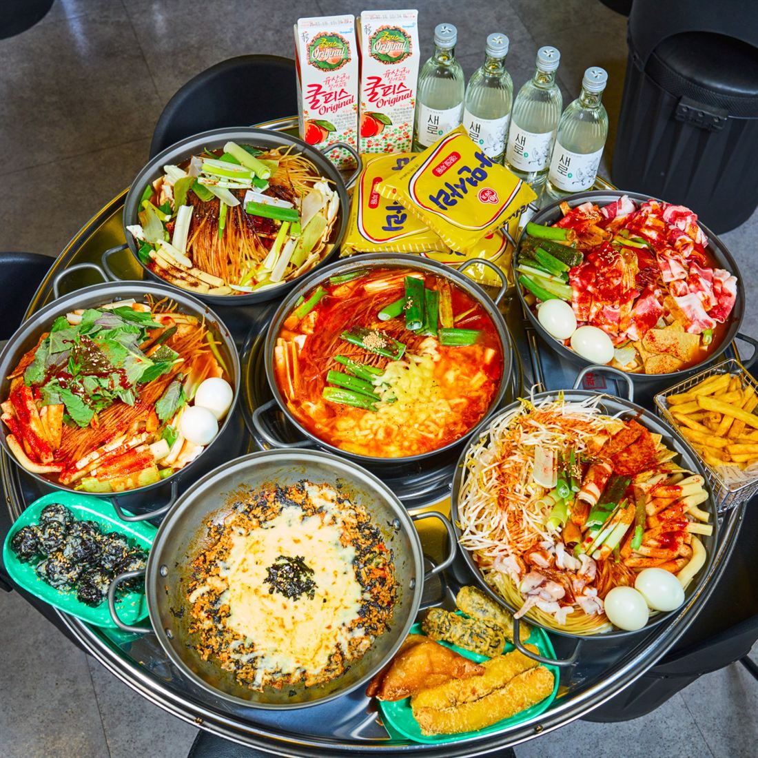 치즈·고기 즉석떡볶이와 볶음밥, 김밥, 튀김이 가득한 한 상 차림